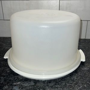 Vintage Tupperware cake carrier. Excellent condition. Cakes, pies, cooki…